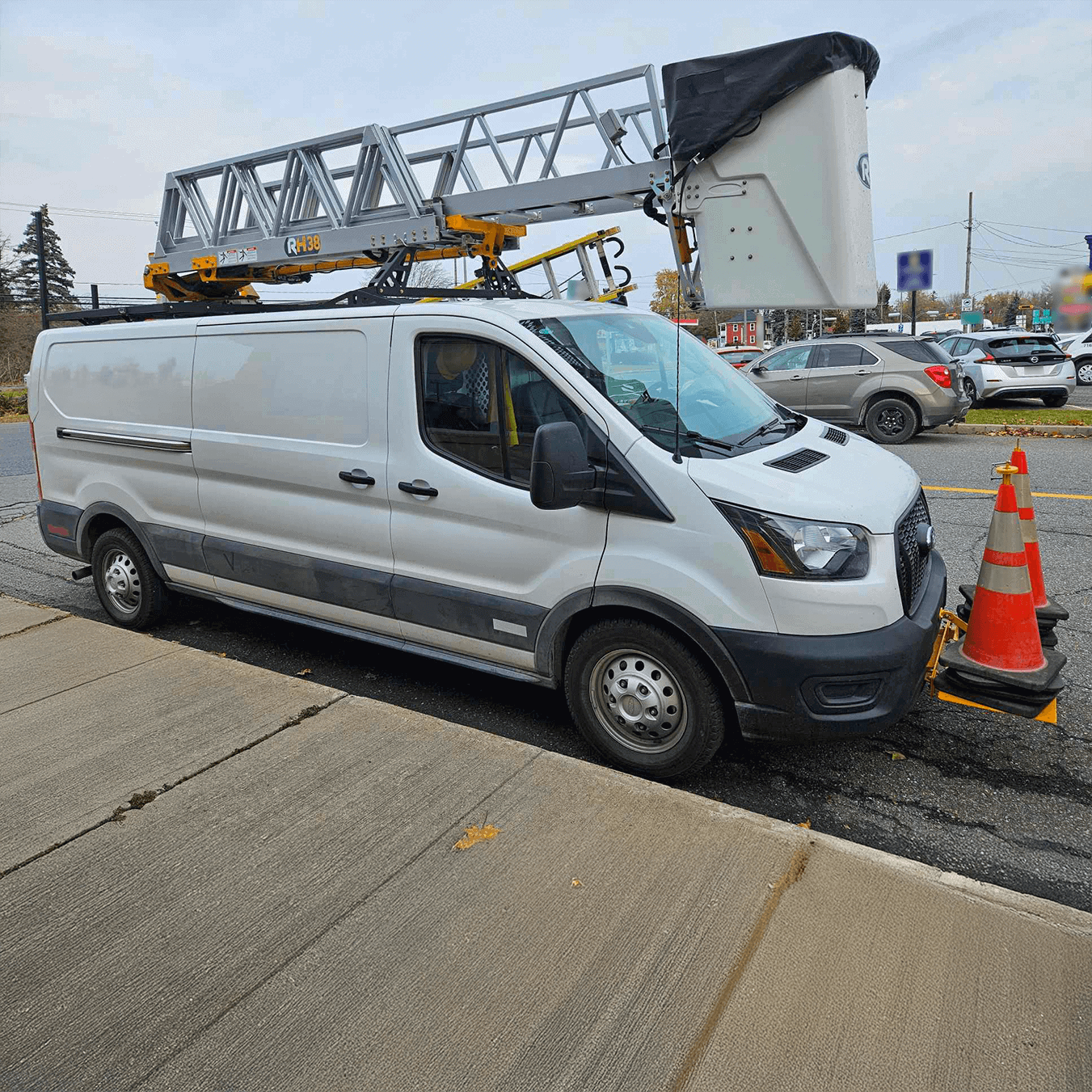 "Camion nacelle en action, utilisée pour la formation professionnelle dans le domaine des travaux en hauteur, offrant un accès sécurisé à des zones difficiles d'accès pour les techniciens et opérateurs. Ce véhicule est équipé d'une nacelle élévatrice pour permettre aux apprenants de se familiariser avec l'utilisation de cet équipement dans un environnement contrôlé et pédagogique."